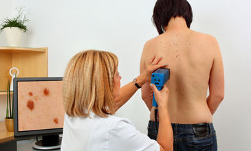 Lékaři útočí na slabá místa melanomu